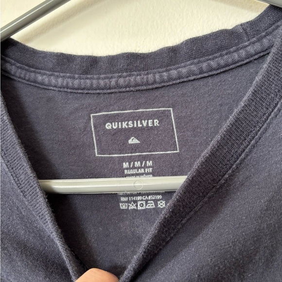 🎉4/30$🎉 Quiksilver Men's Navy T-Shirt☑️ - Picture 2 of 4